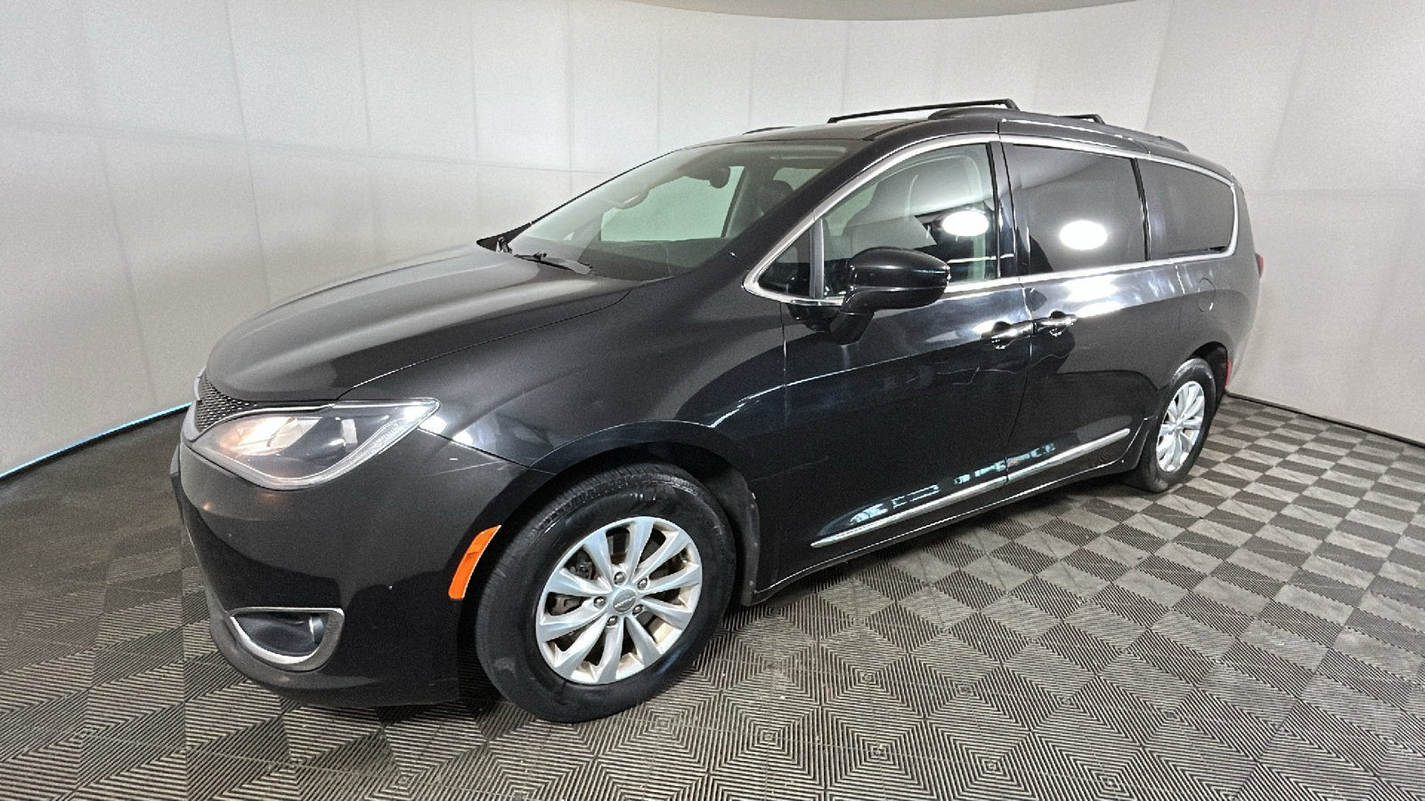 Used 2017 Chrysler Pacifica Touring-L FWD image 8