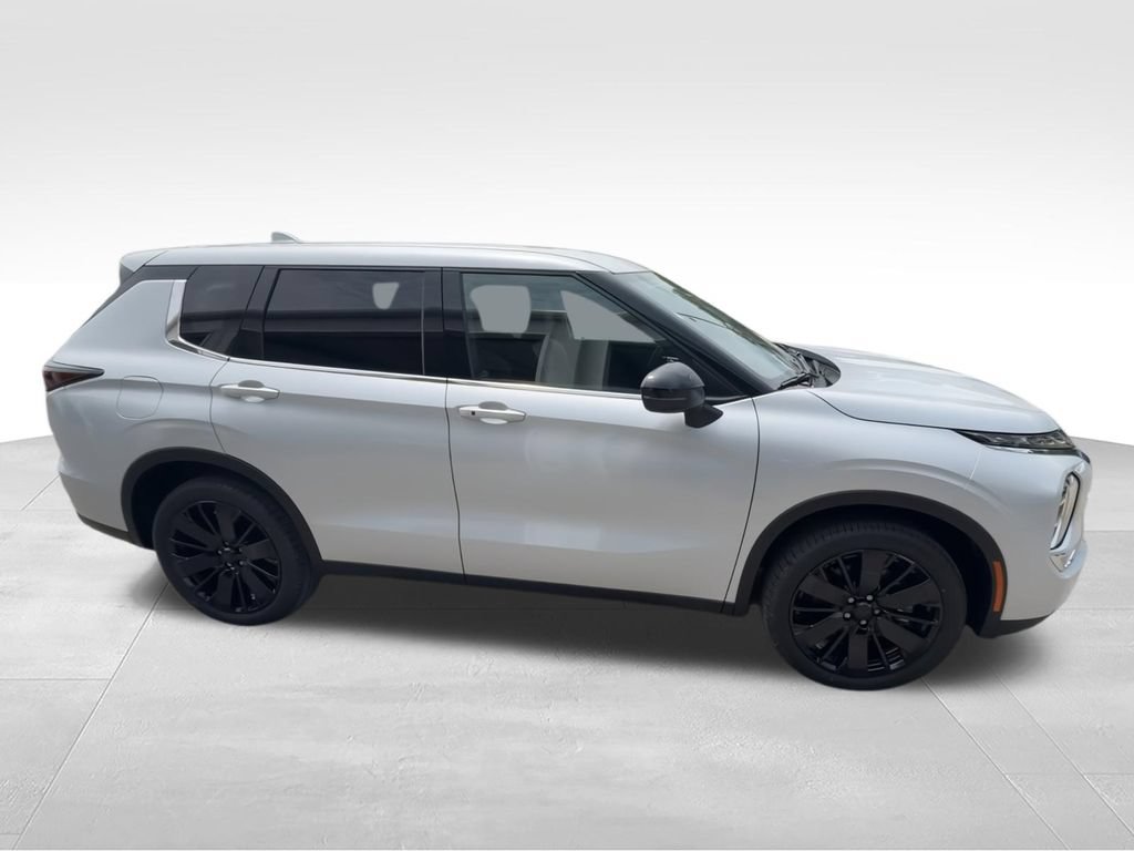 New 2026 Mitsubishi Outlander LE FWD image 9