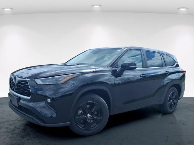 Used 2023 Toyota Highlander LE FWD image 2