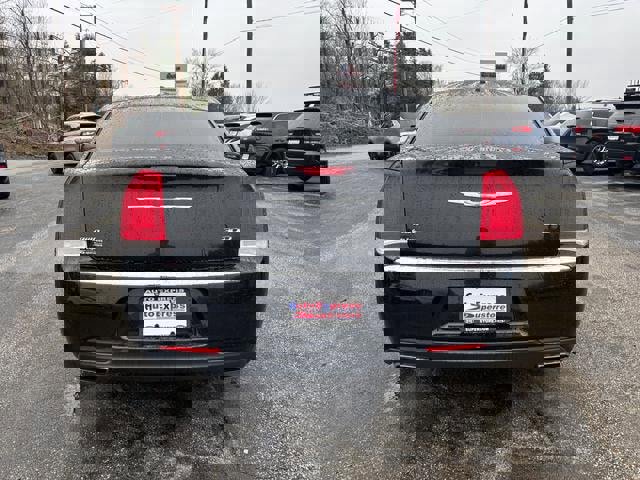 Used 2017 Chrysler 300 Touring w/ Value Package image 6