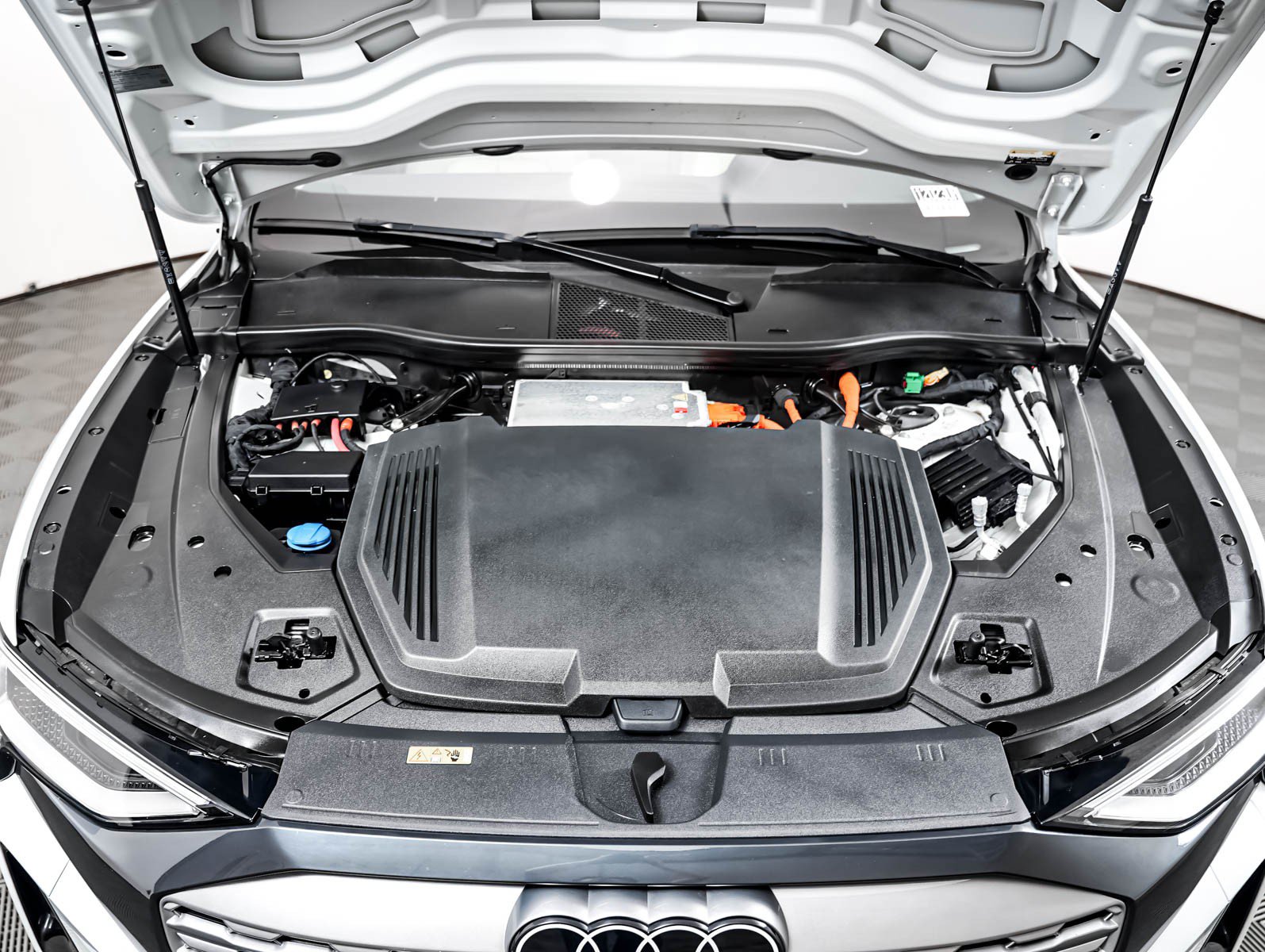 Used 2024 Audi Q8 e-tron Premium Plus w/ Premium Plus Package AWD/4WD image 3