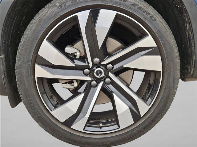 Used 2024 Volvo XC40 B5 Ultimate w/ Protection Package Premier image 2