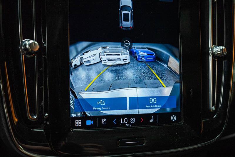 Used 2024 Volvo XC40 B5 Plus image 22