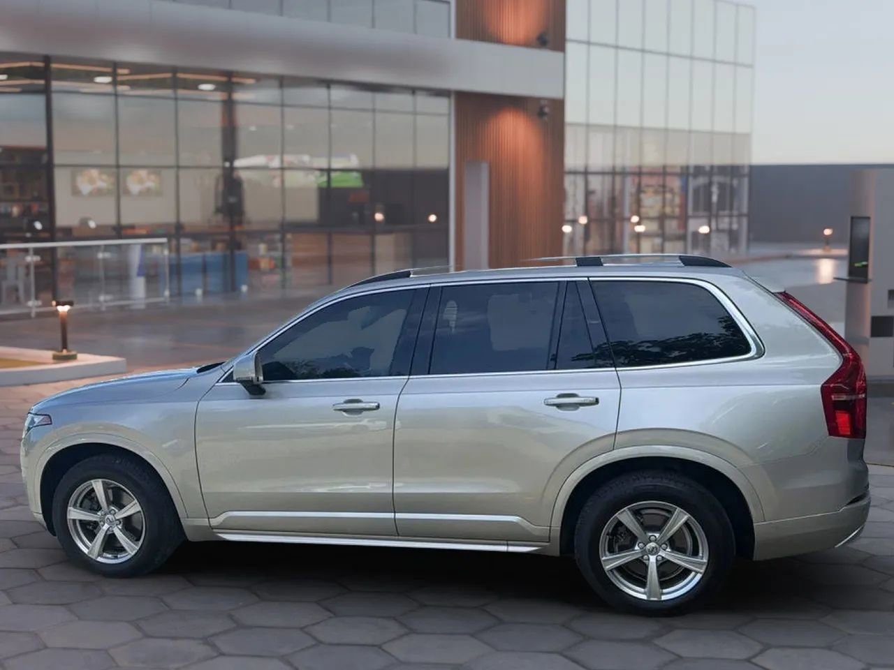 Used 2016 Volvo XC90 T5 Momentum AWD/4WD image 4