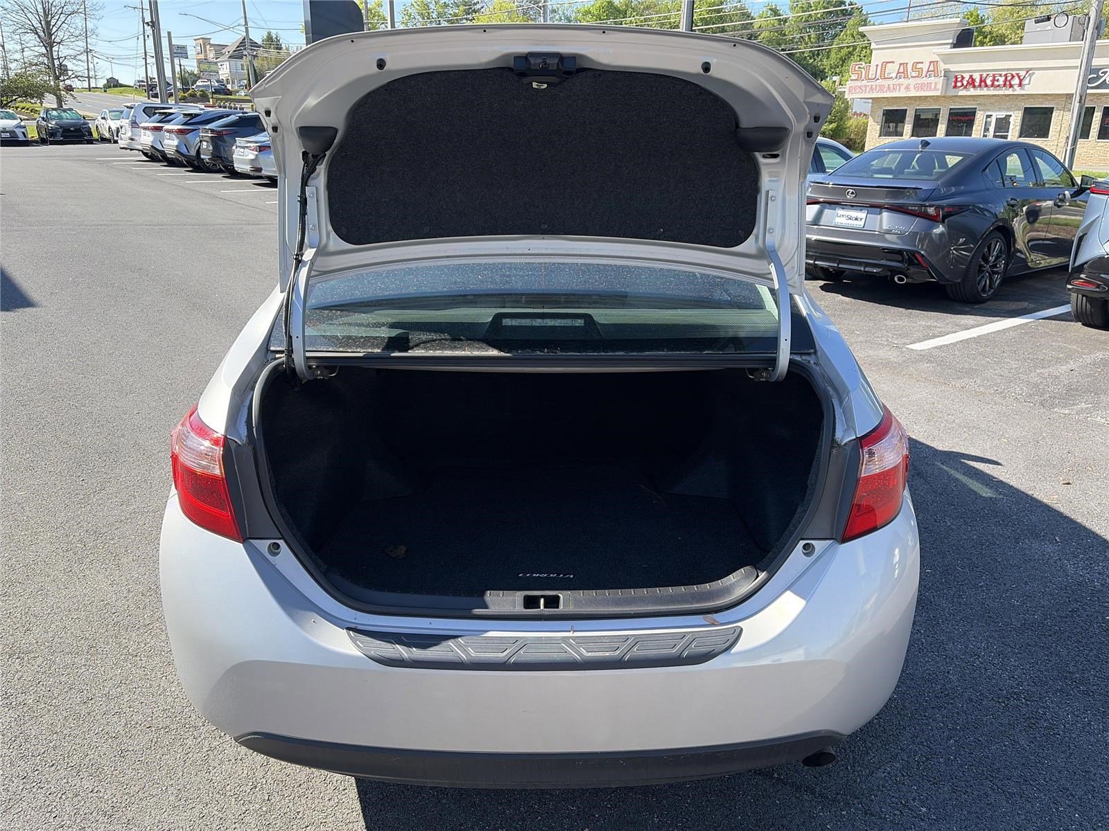 Used 2018 Toyota Corolla LE w/ Carpet Mat Package (TMS) FWD image 12