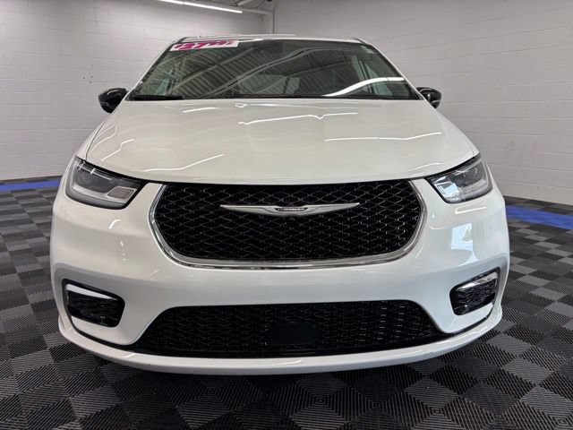 Used 2024 Chrysler Pacifica Touring-L FWD image 12