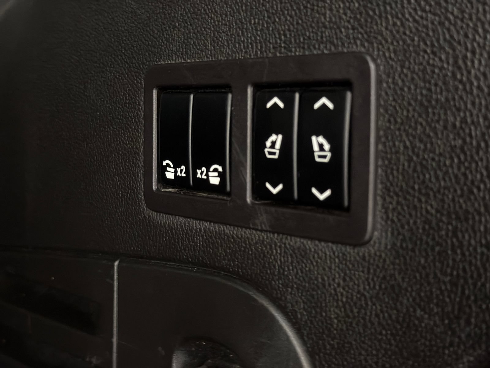 Used 2018 Cadillac Escalade Premium Luxury AWD/4WD image 12