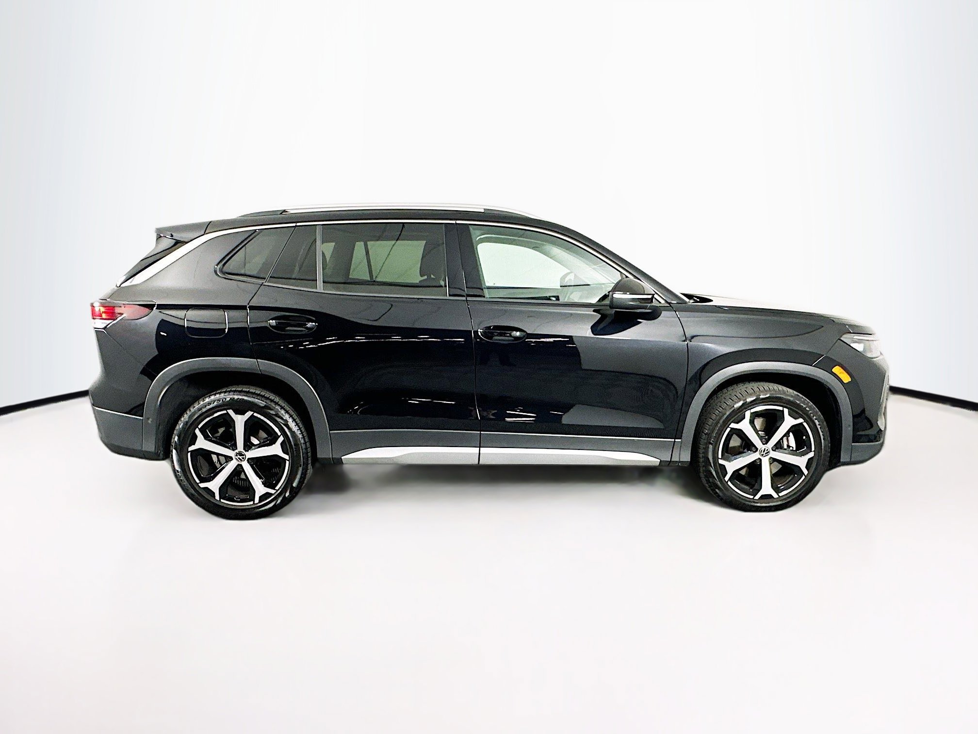 Used 2025 Volkswagen Tiguan SE image 10