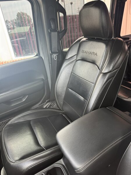Used 2023 Jeep Wrangler Unlimited Sahara AWD/4WD image 31