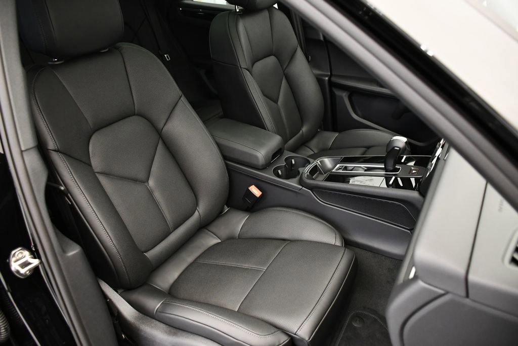 Certified 2025 Porsche Macan Turbo AWD/4WD image 49