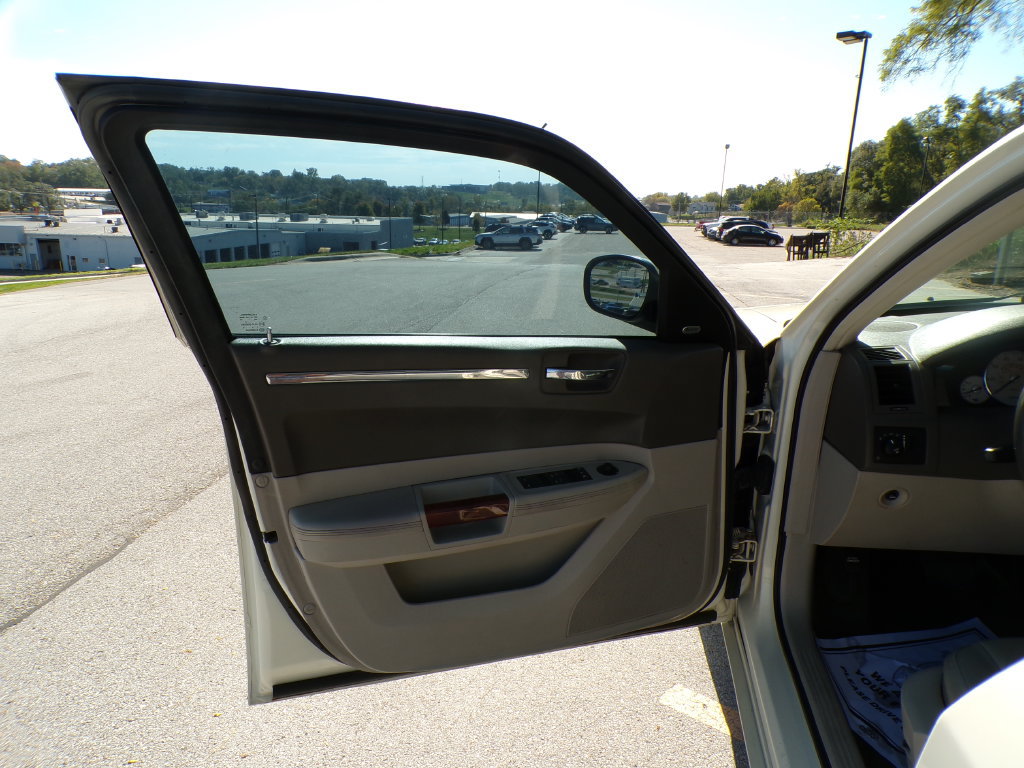 Used 2008 Chrysler 300 Limited AWD/4WD image 23
