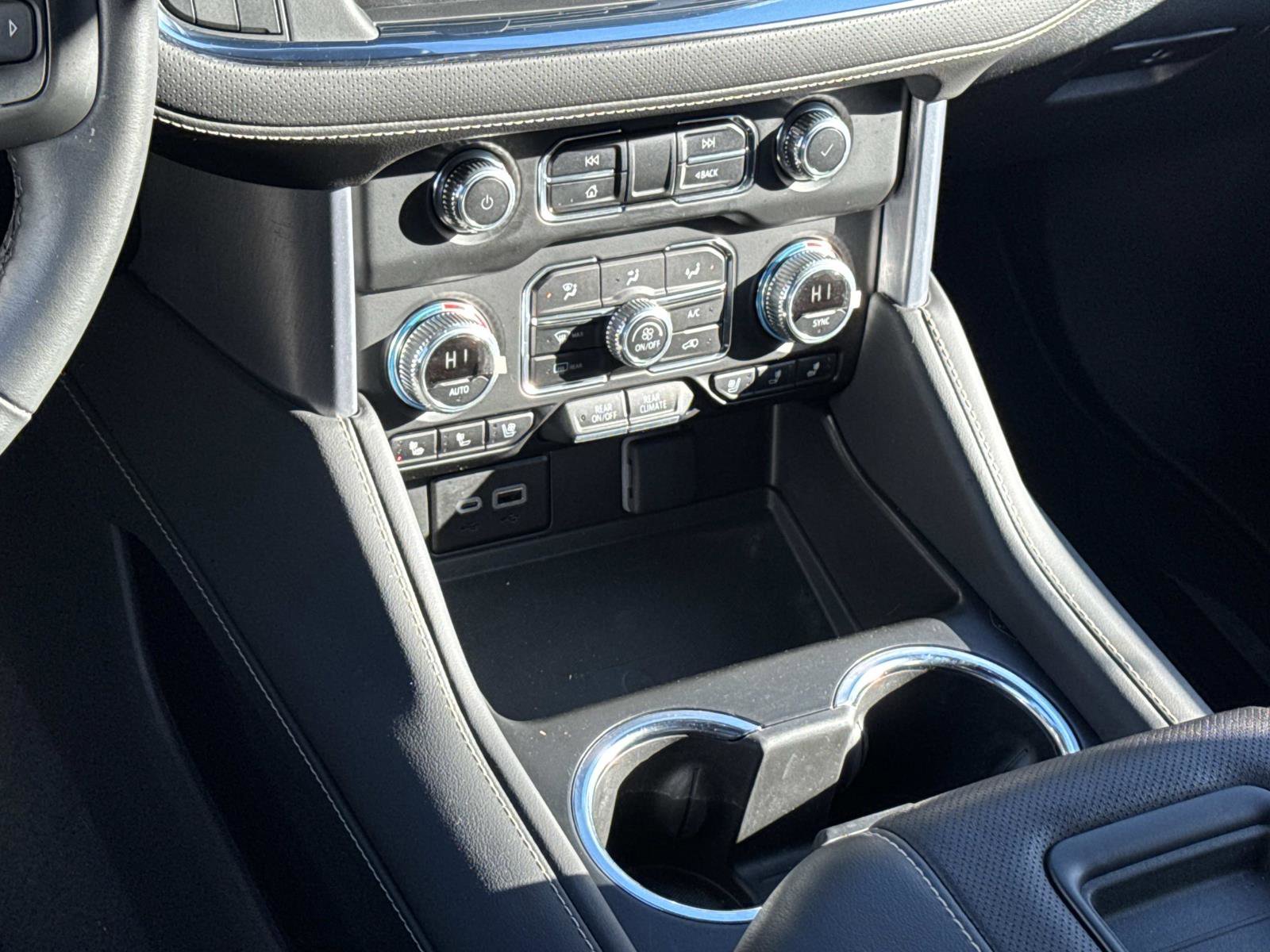 Used 2024 GMC Yukon SLT w/ SLT Luxury Package image 4