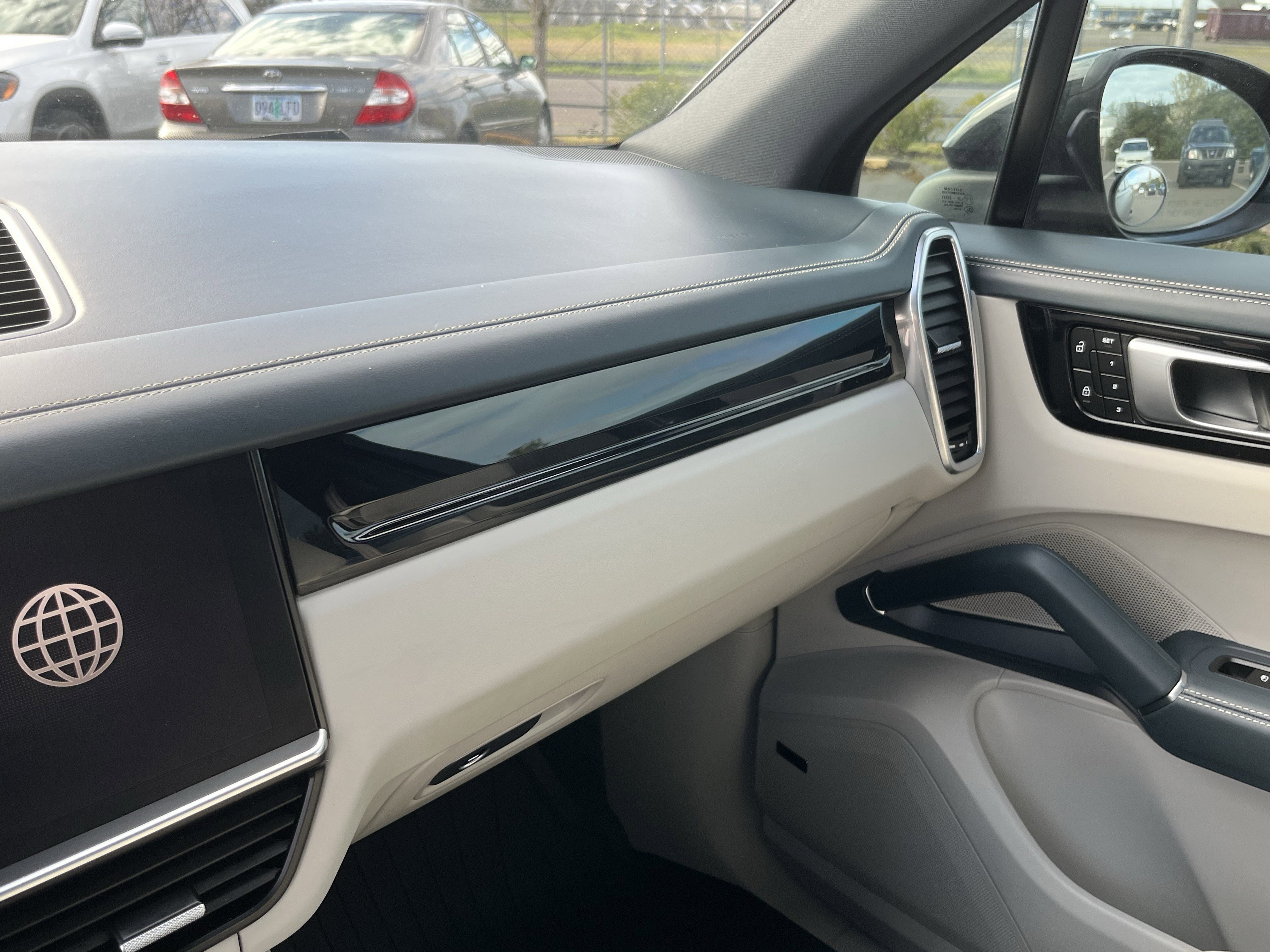 Used 2023 Porsche Cayenne Platinum Edition image 24