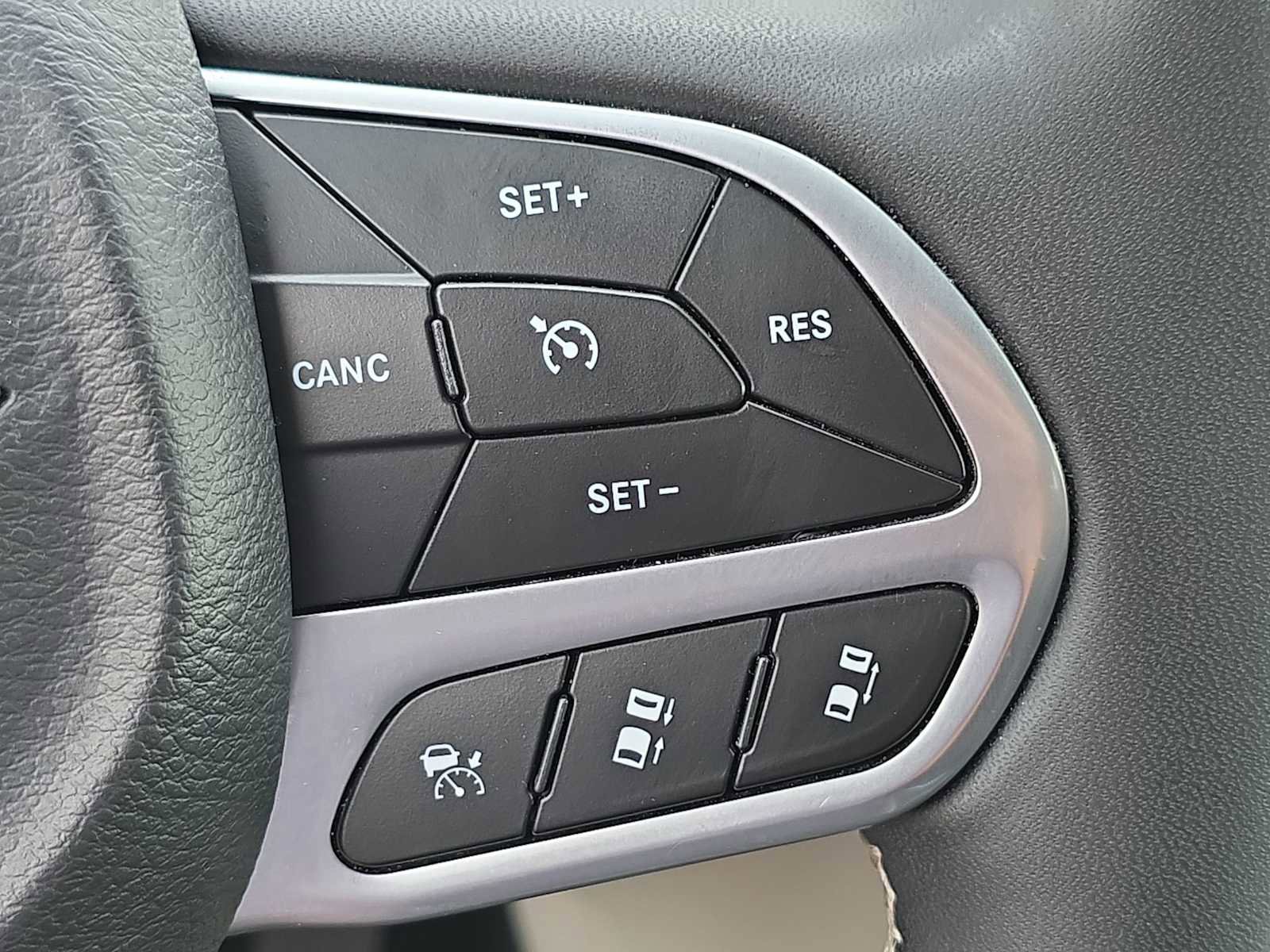 Used 2024 Chrysler Pacifica Select image 31