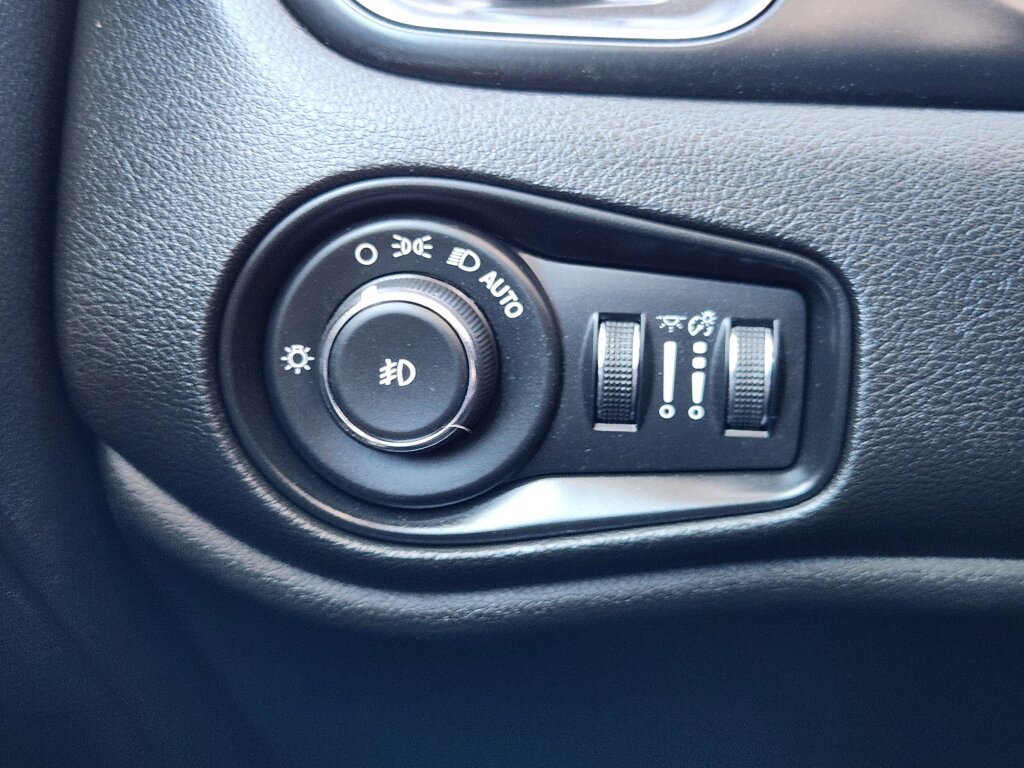 Used 2018 Jeep Renegade Limited w/ UConnect 8.4 Nav Group FWD image 17