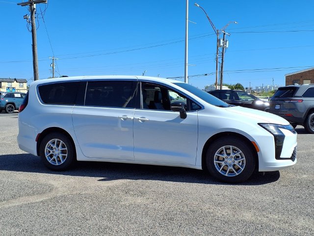 New 2027 Chrysler Pacifica Select FWD image 22