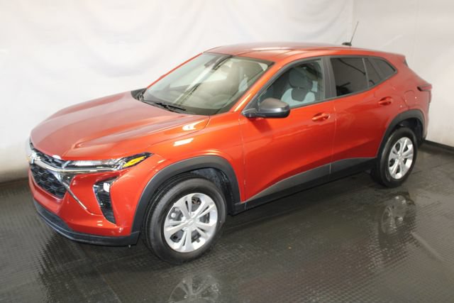 Used 2024 Chevrolet Trax LS FWD image 2