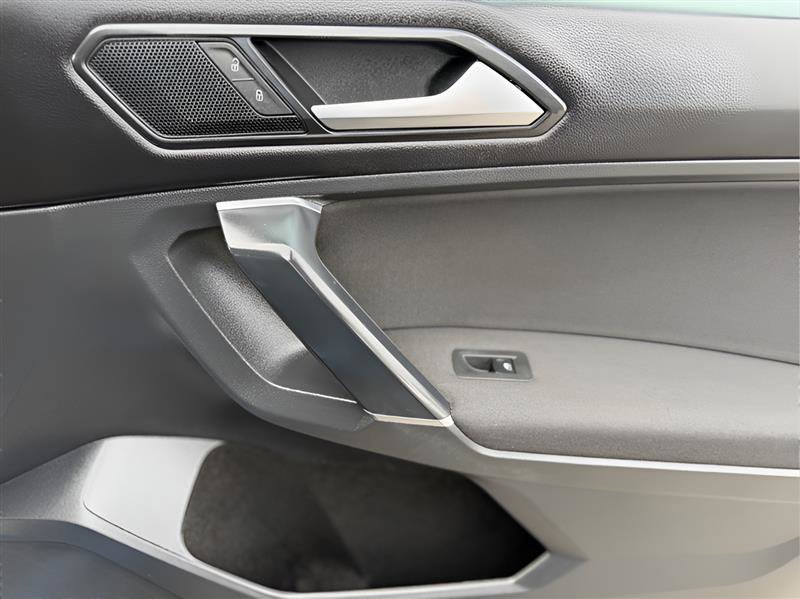 Used 2018 Volkswagen Tiguan S image 27
