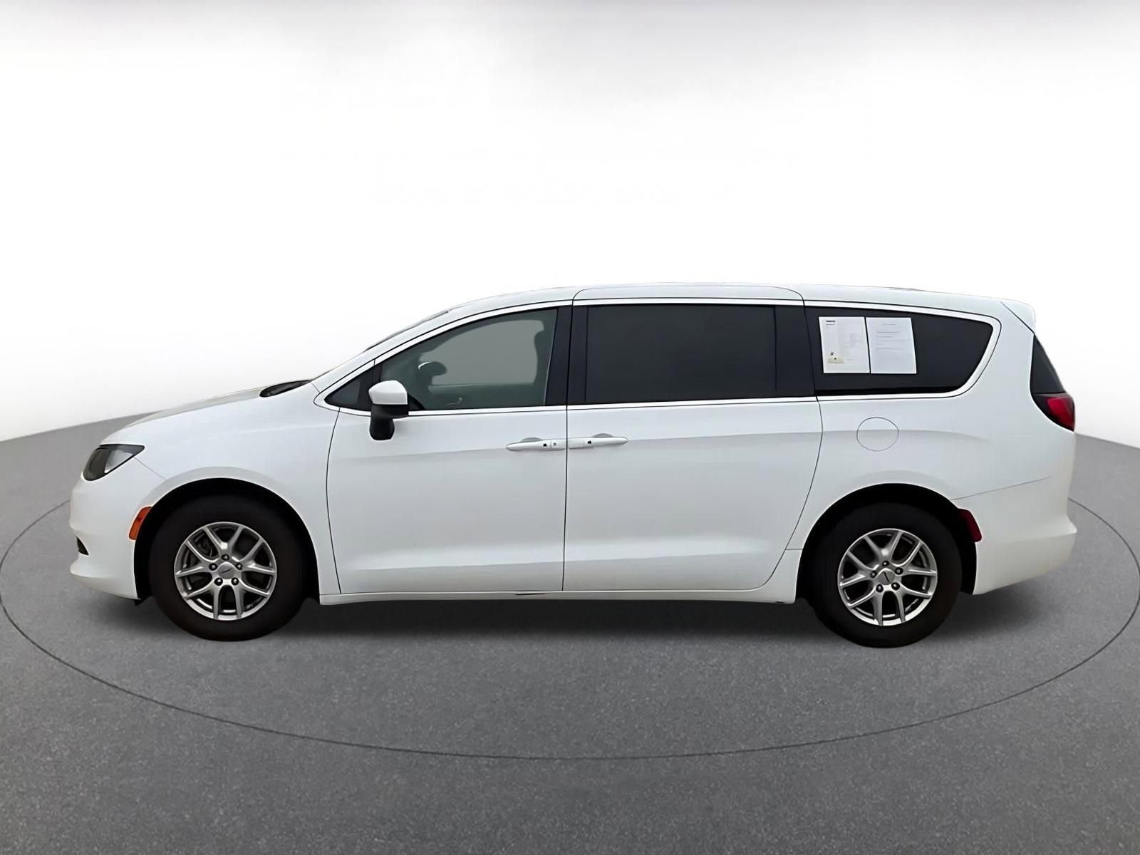 Used 2023 Chrysler Voyager LX image 9