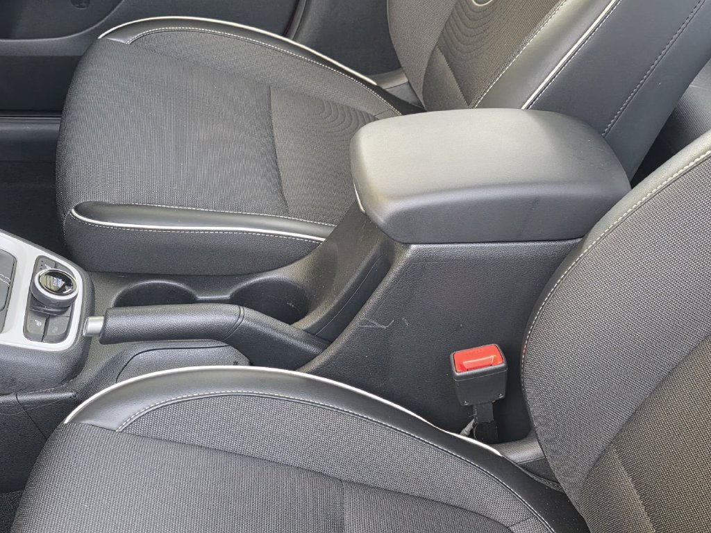 Used 2023 Hyundai Venue Limited w/ Cargo Package FWD image 9
