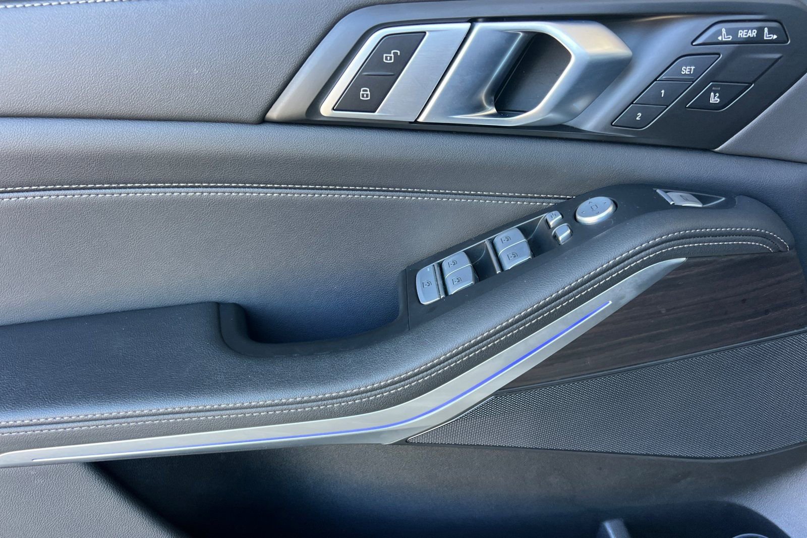 Used 2023 BMW X7 xDrive40i w/ M Sport Package image 11