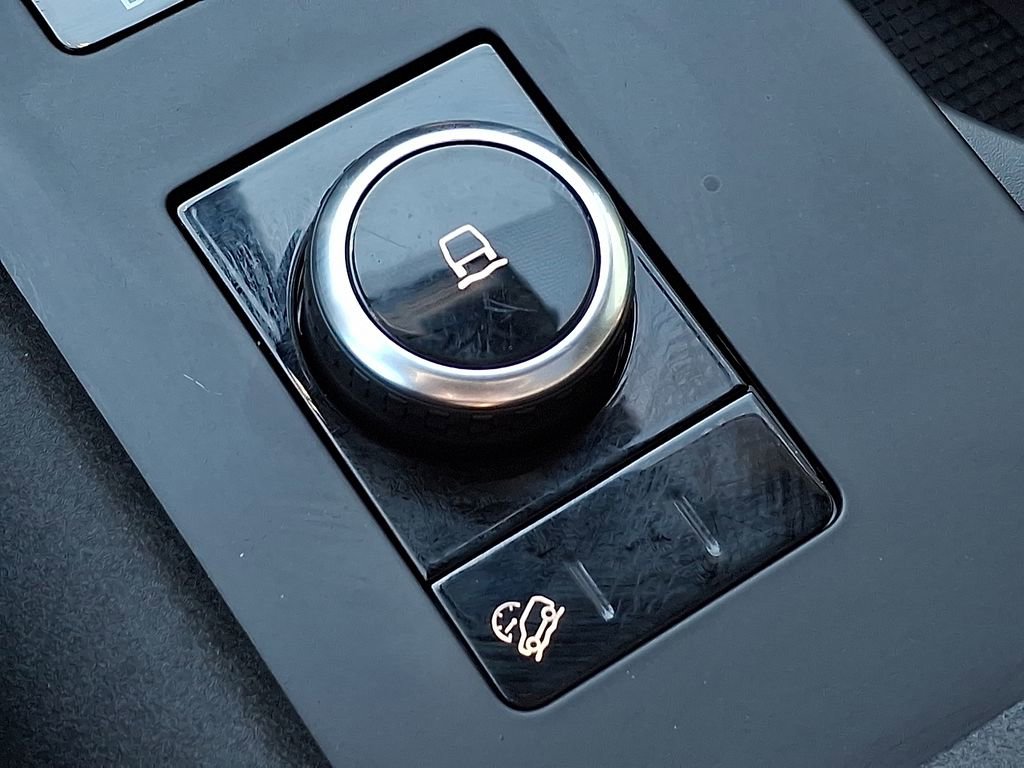 Certified 2025 Land Rover Discovery Dynamic SE image 19