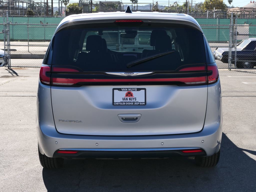 Used 2023 Chrysler Pacifica Touring-L image 6