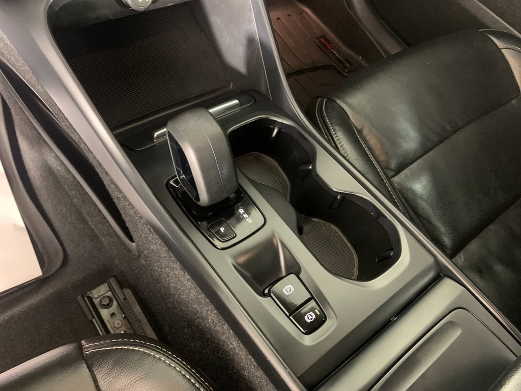 Used 2022 Volvo XC40 T5 Momentum image 25