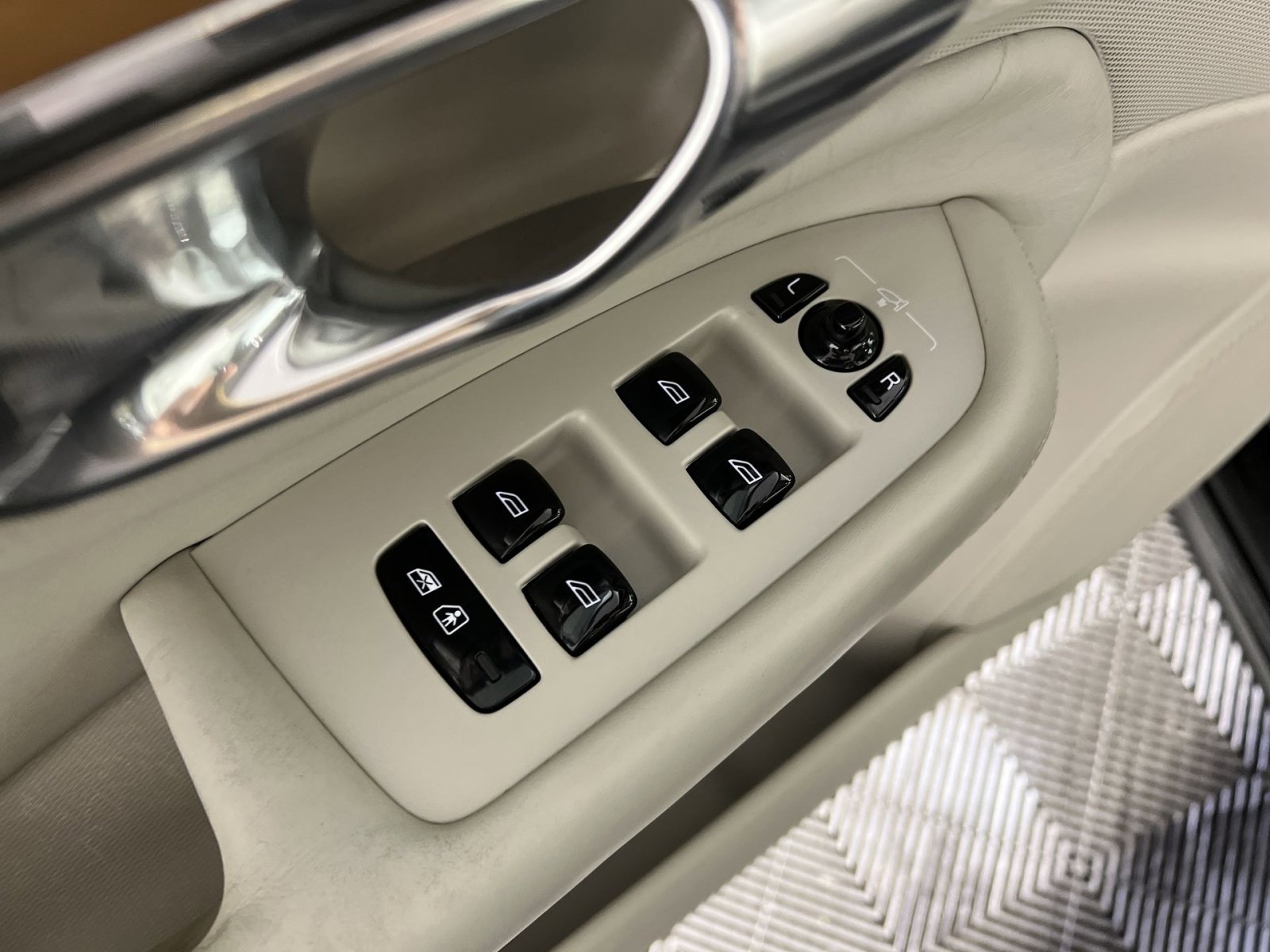 Used 2018 Volvo XC90 T8 Inscription w/ Convenience Package image 13