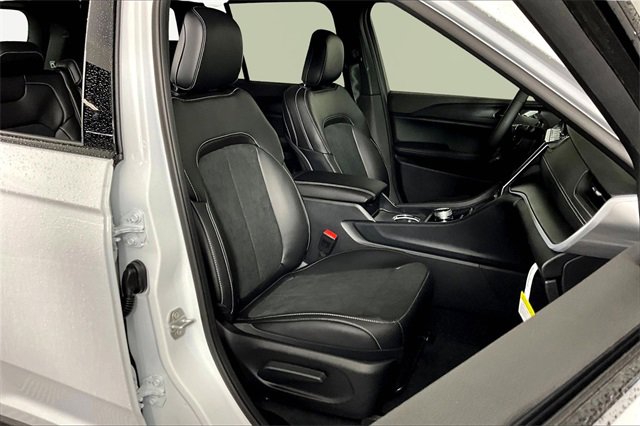 New 2025 Jeep Grand Cherokee Altitude image 11