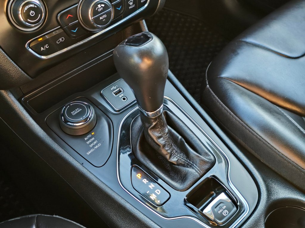 Used 2019 Jeep Cherokee Latitude Plus AWD/4WD image 13