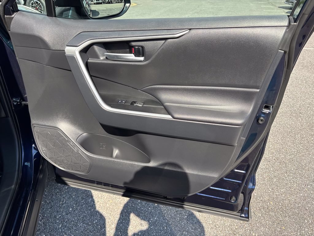 Used 2025 Toyota RAV4 XLE AWD/4WD image 40