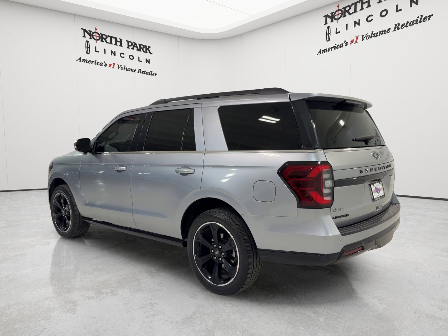 Used 2023 Ford Expedition Limited AWD/4WD image 3