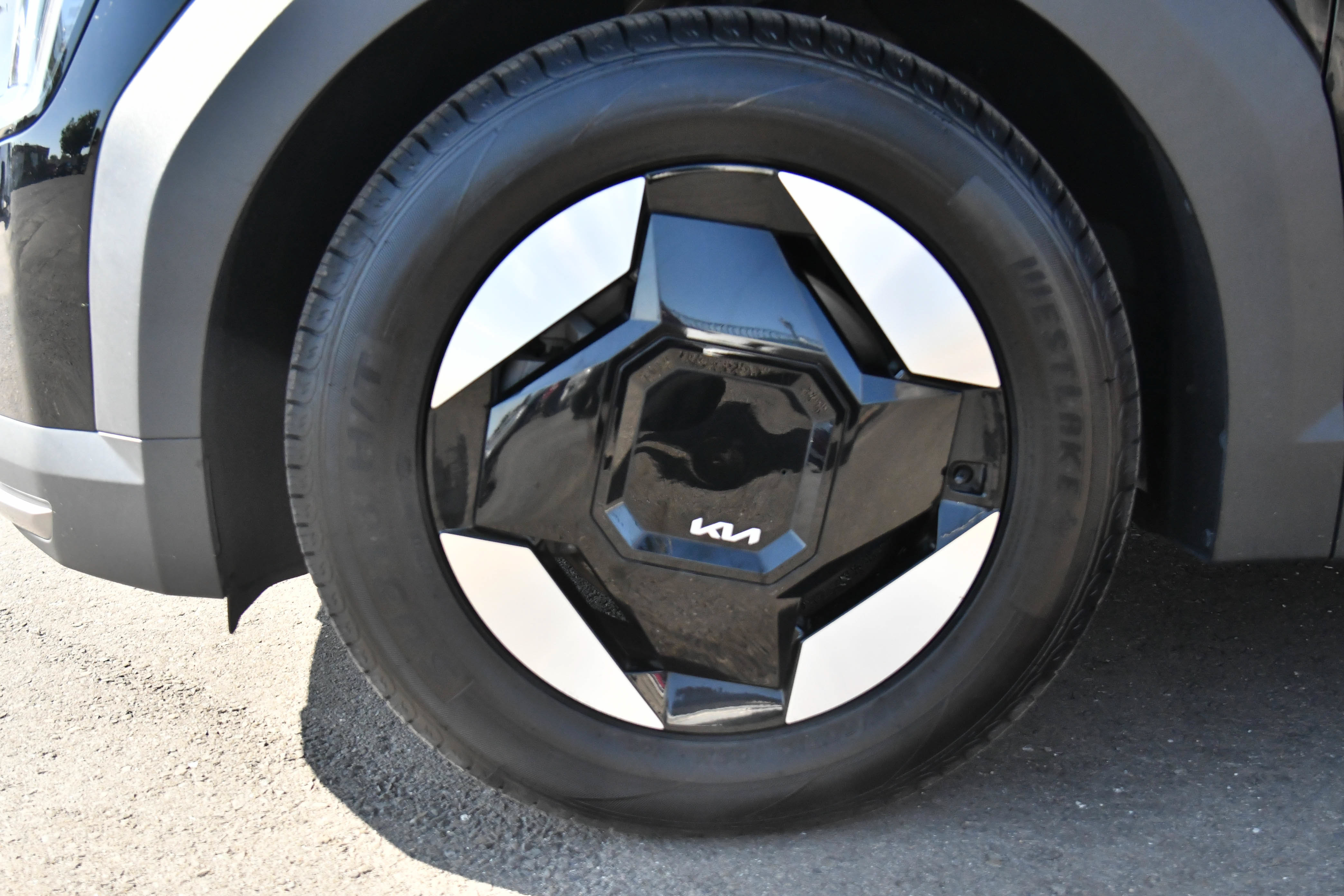 Used 2024 Kia EV9 Light Long Range RWD image 12