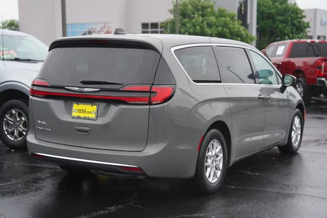 Used 2023 Chrysler Pacifica Touring-L FWD image 6