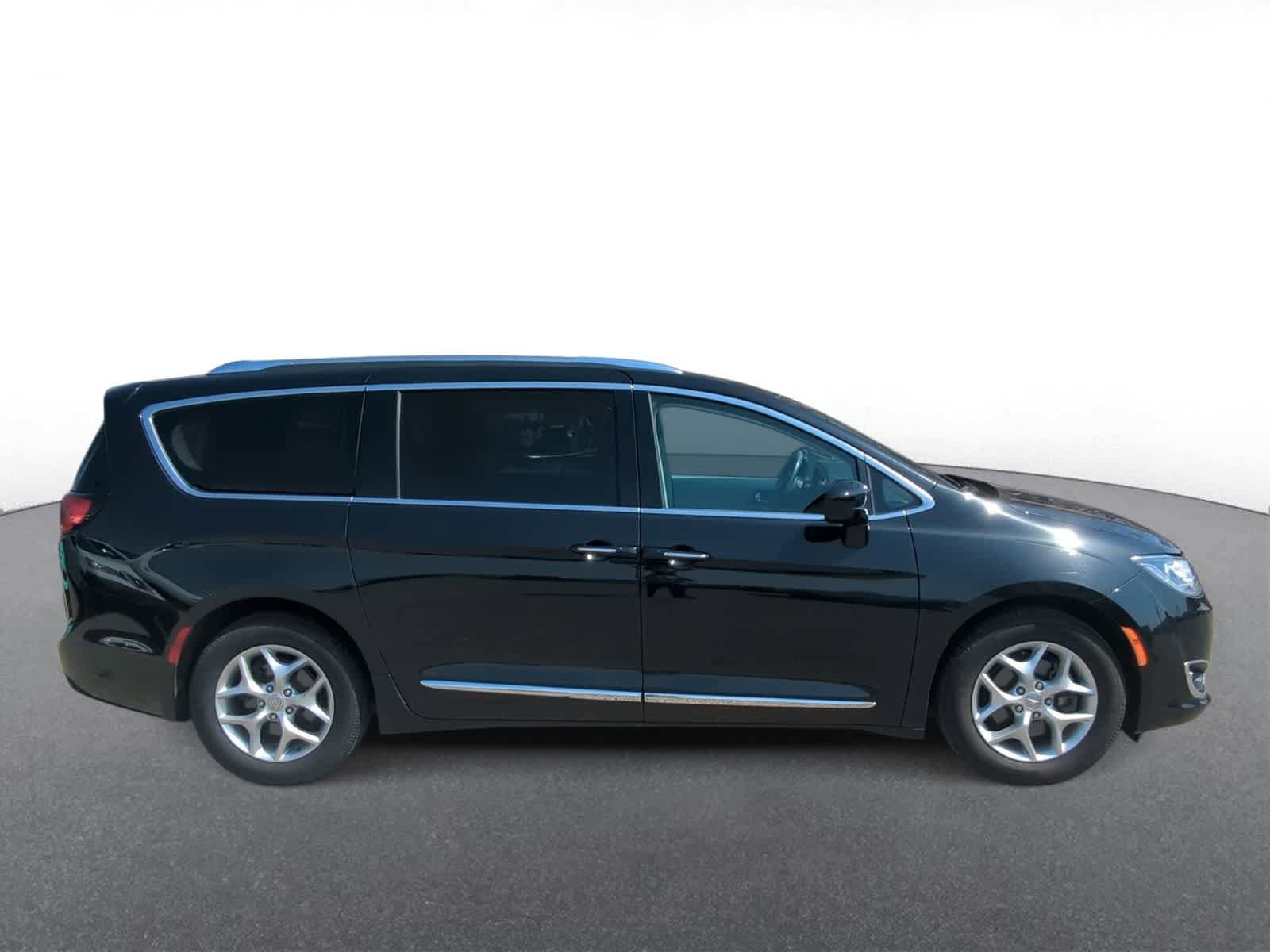 Certified 2020 Chrysler Pacifica Touring-L Plus w/ Tire & Wheel Group image 9