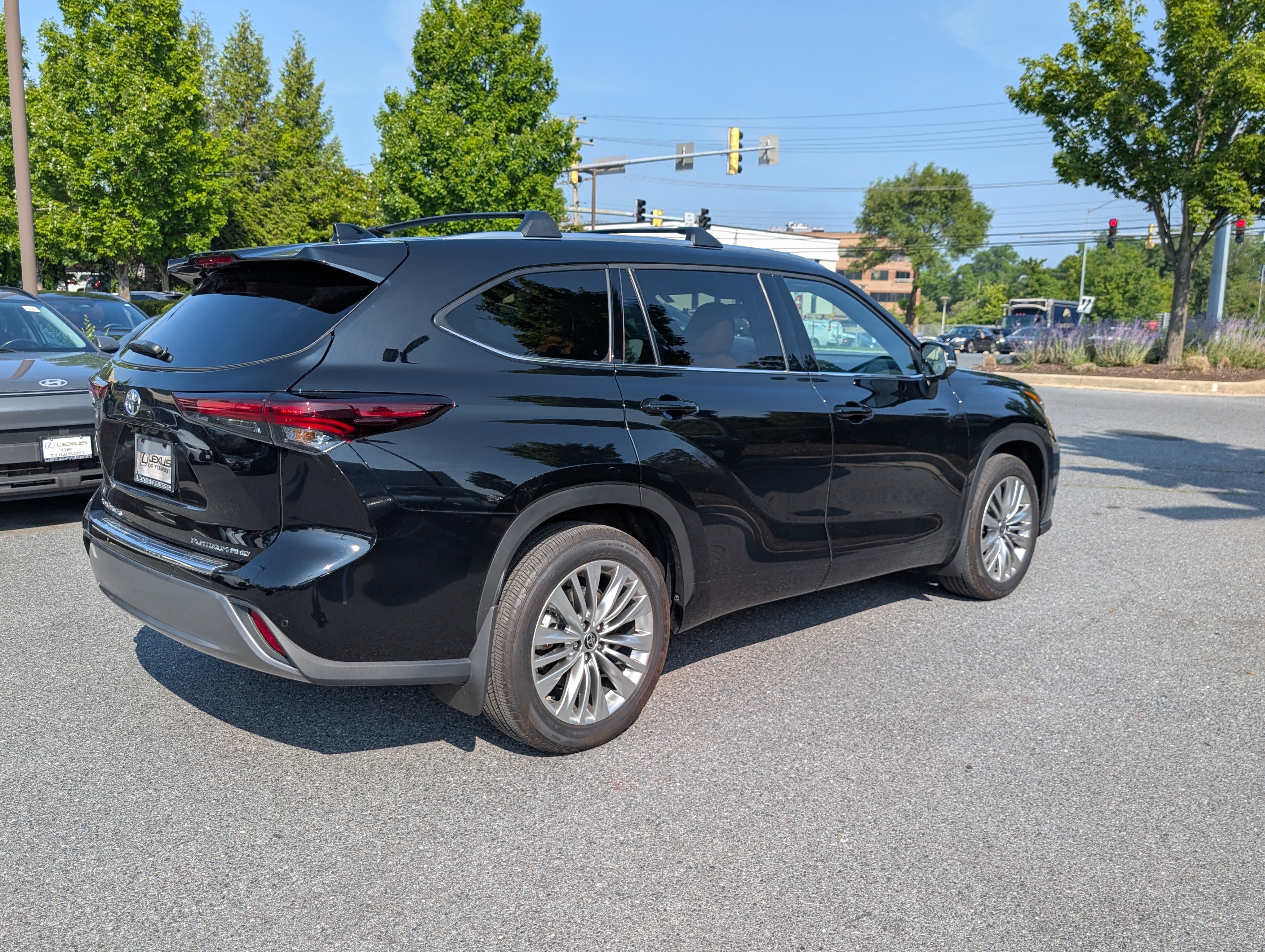 Used 2025 Toyota Highlander Platinum AWD/4WD image 3