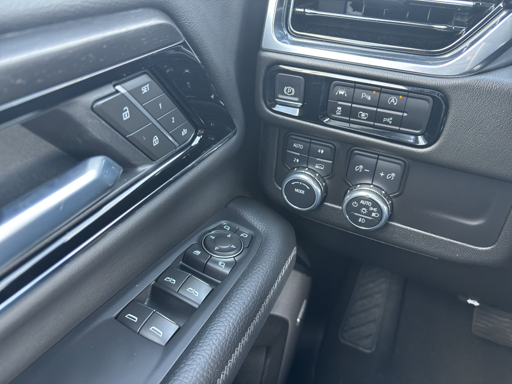 Used 2025 GMC Yukon XL Denali AWD/4WD image 28