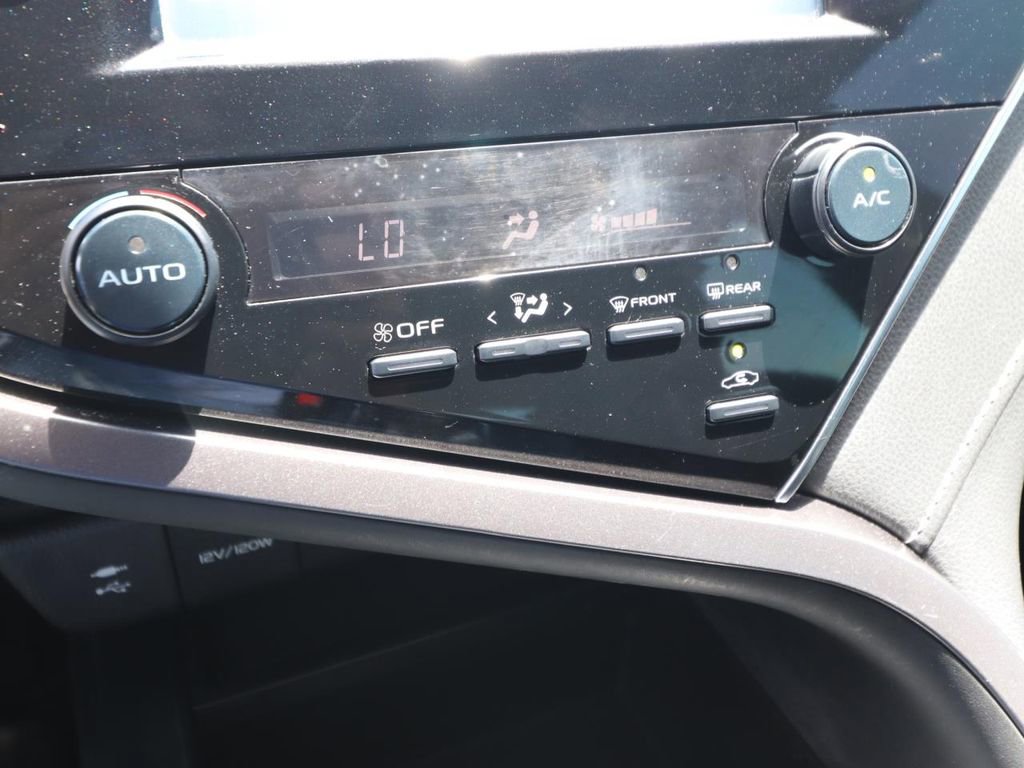 Used 2018 Toyota Camry SE FWD image 19