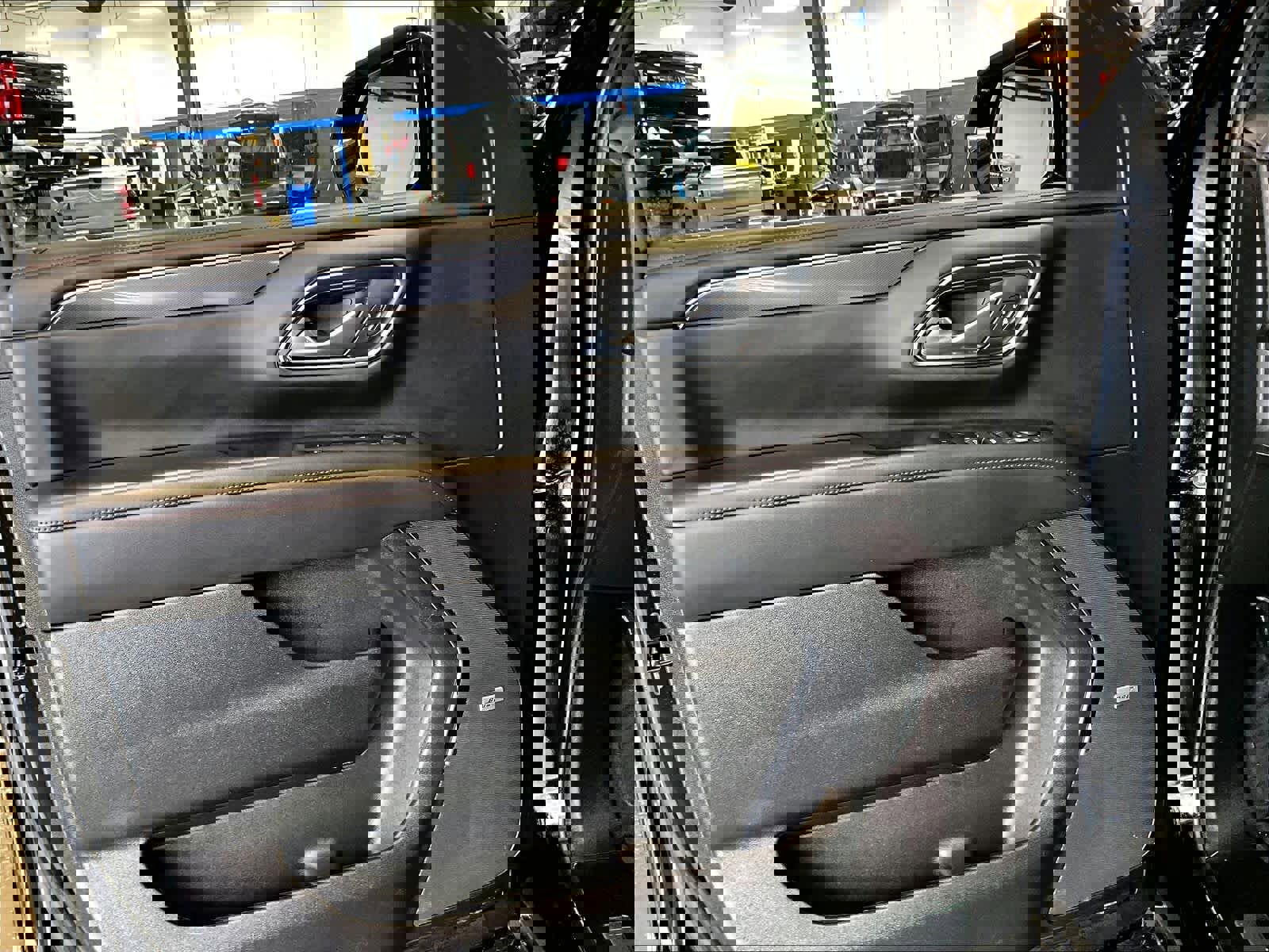 Used 2024 Chevrolet Suburban RST w/ Luxury Package image 9