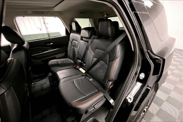 Used 2025 Nissan Pathfinder Platinum AWD/4WD image 25