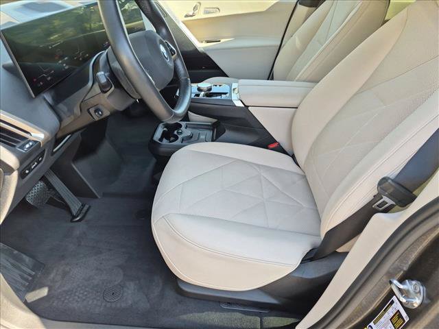Used 2024 BMW iX xDrive50 w/ Premium Package AWD/4WD image 17