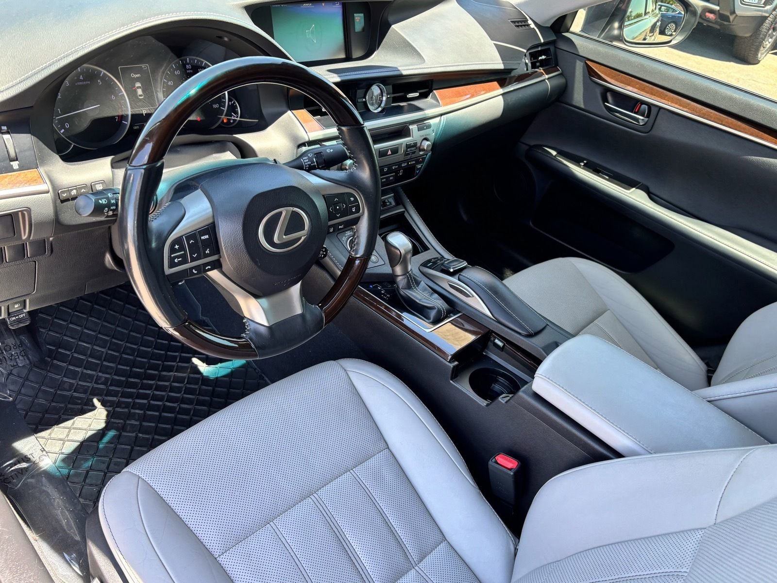 Used 2018 Lexus ES 350 w/ Luxury Package w/Wood Trim FWD image 16
