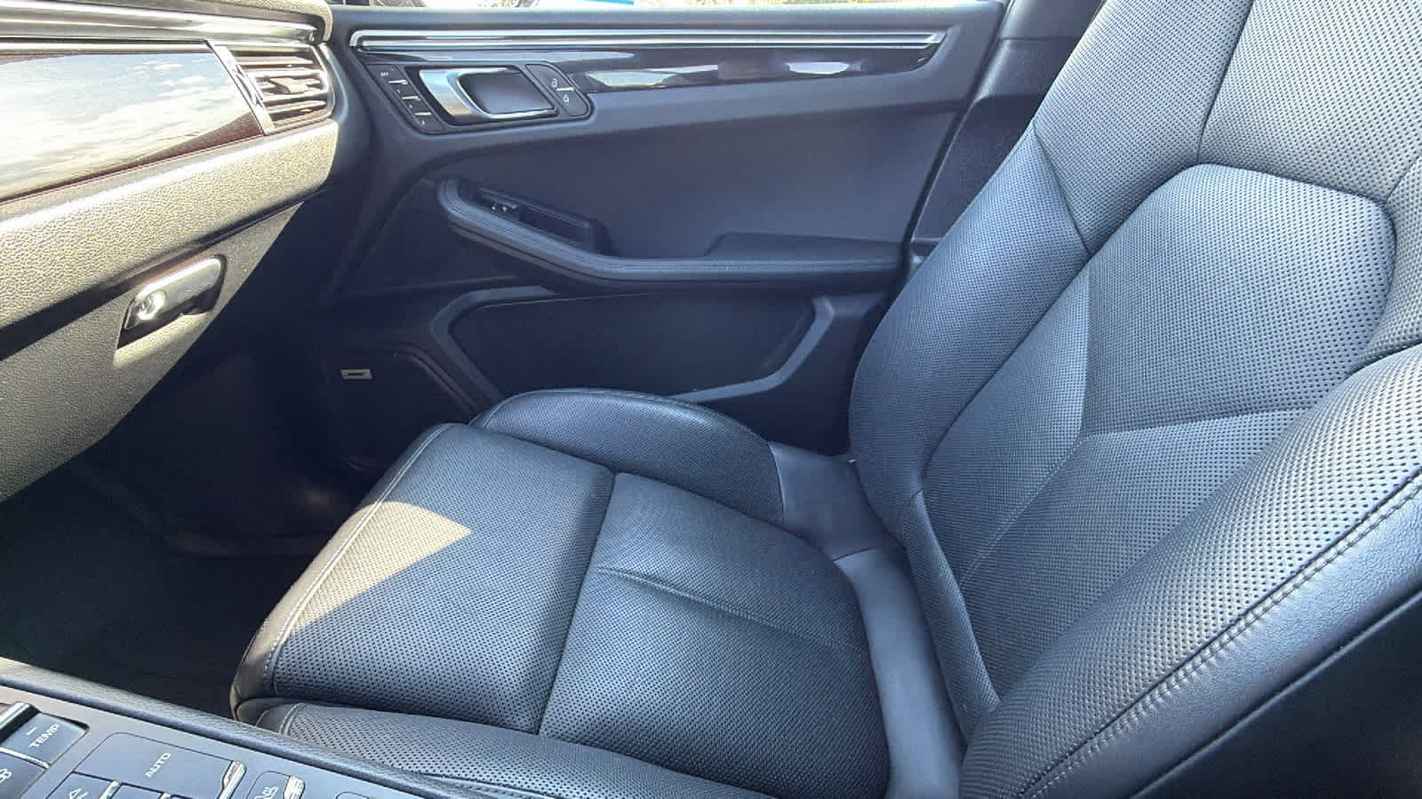 Used 2020 Porsche Macan AWD/4WD image 12
