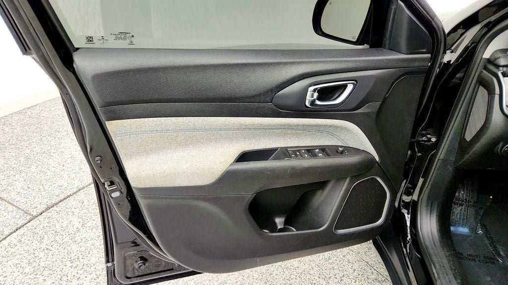 Used 2022 Jeep Compass Latitude FWD image 10