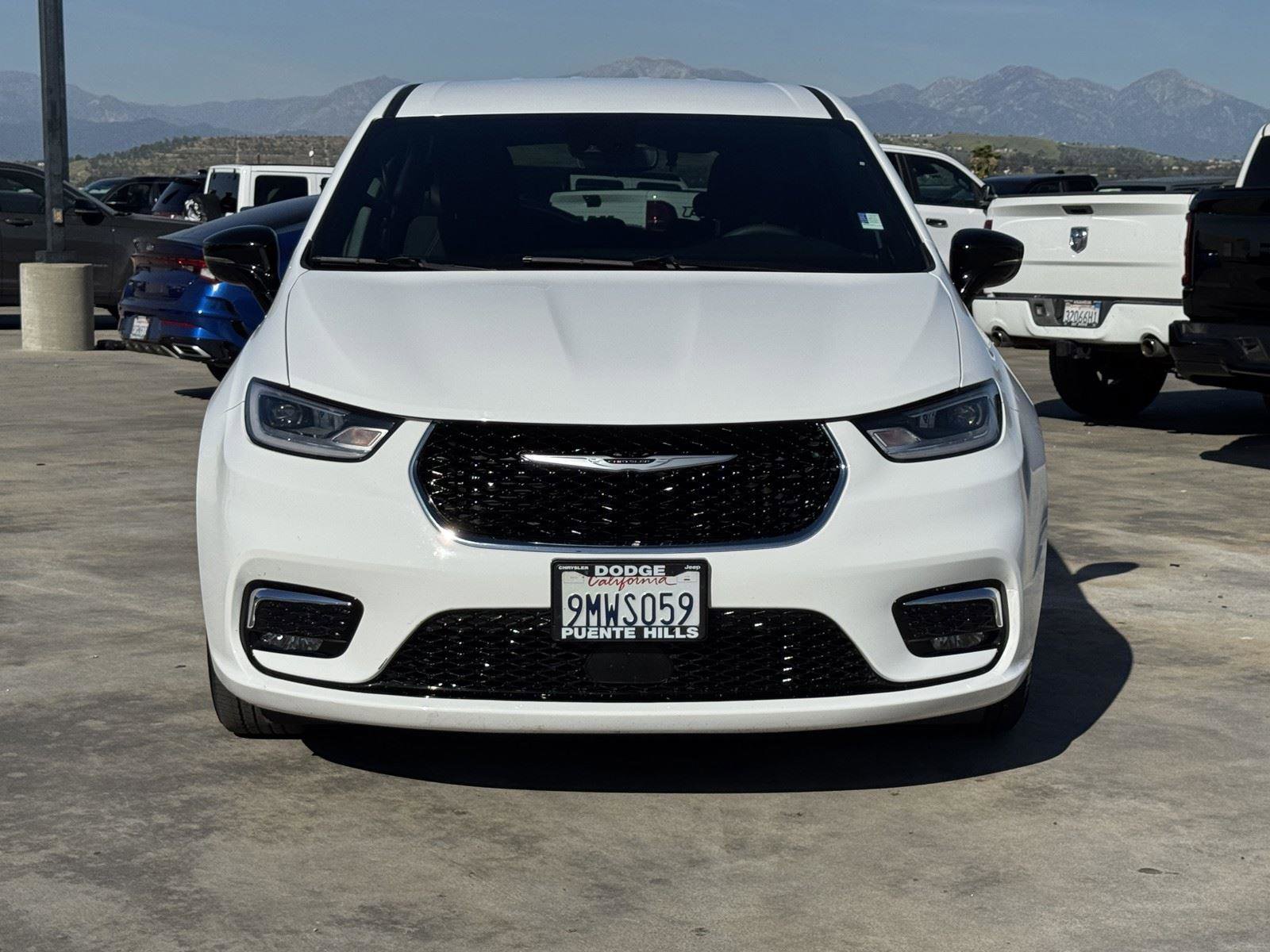 Used 2024 Chrysler Pacifica Touring FWD image 2