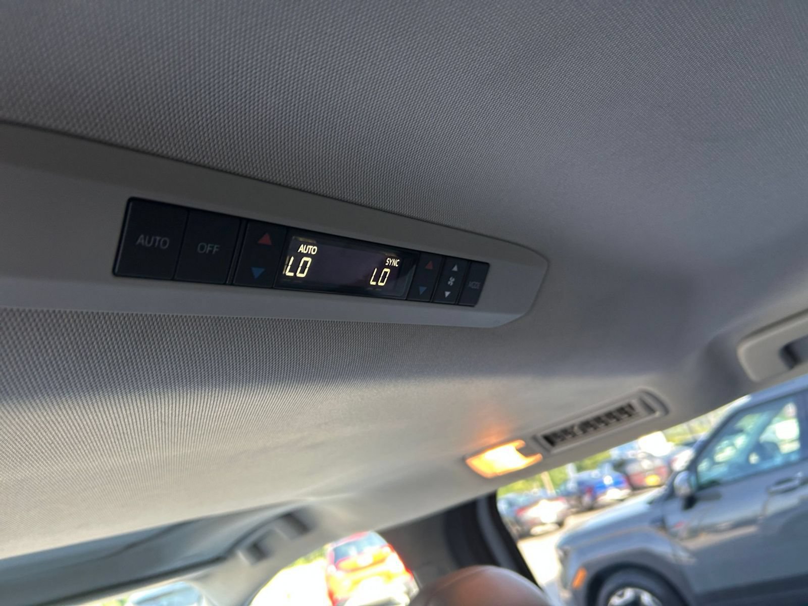 Used 2025 Toyota Sienna XLE FWD image 21