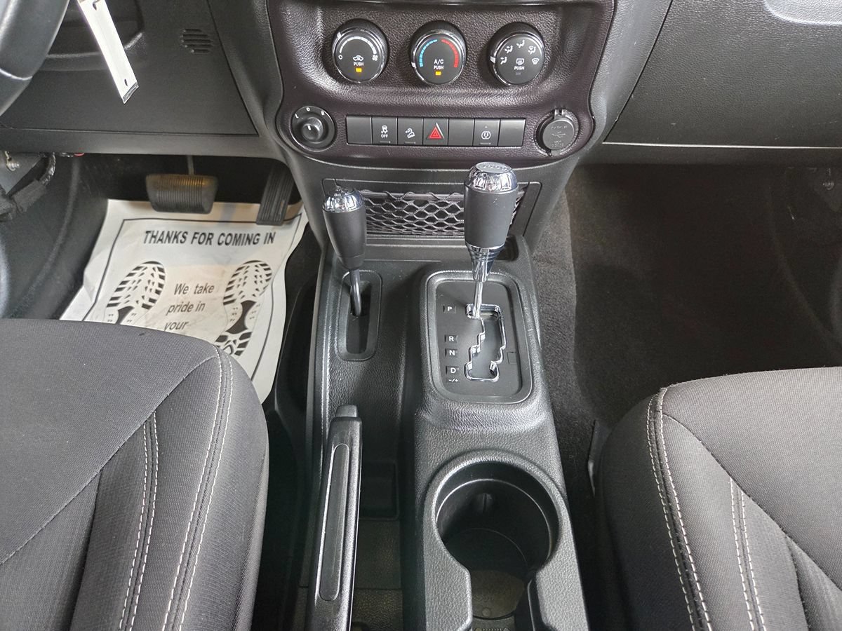Used 2018 Jeep Wrangler Unlimited Sahara w/ Connectivity Group AWD/4WD image 42