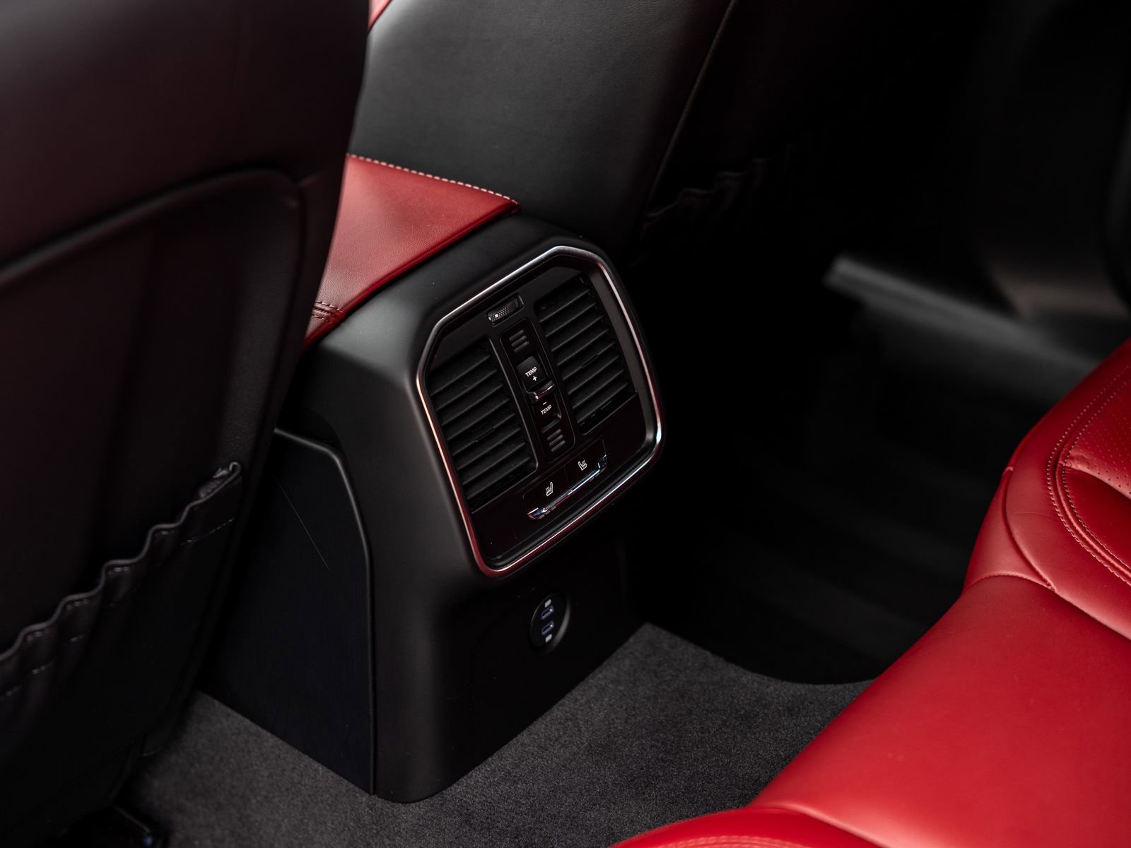Certified 2025 Porsche Macan AWD/4WD image 32