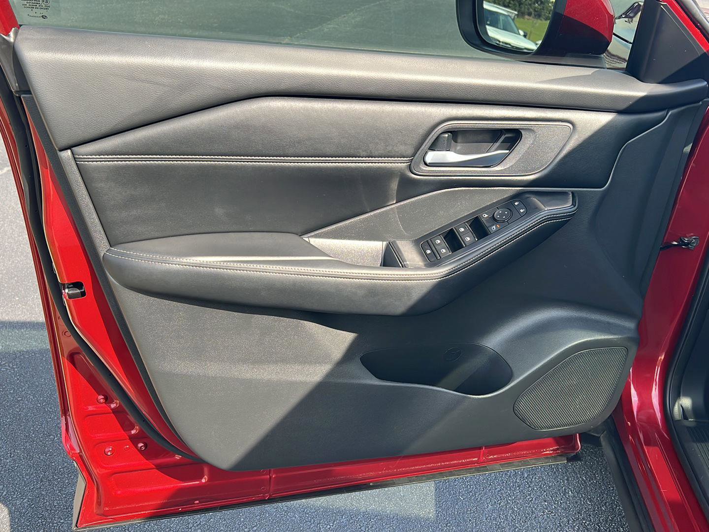 Used 2024 Nissan Rogue SV w/ SV Premium Package image 16